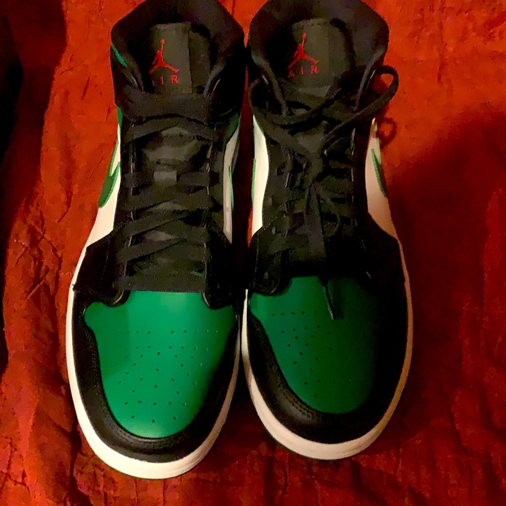 Air Jordan 1 Mid Green Toe. Size 11